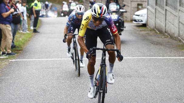 <p>Egan Bernal siegt auf der 16. Vuelta-Etappe.</p>
