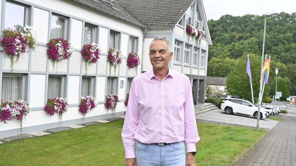 <p>45 Jahre war Rudolf Westerburg für die Gemeinde Hellenthal tätig, davon die letzten 16 Jahre als Bürgermeister. „Die guten Kontakte nach Ostbelgien waren mir immer sehr wichtig und will ich auch im Ruhestand weiter pflegen“, sagt der 64-Jährige.</p>