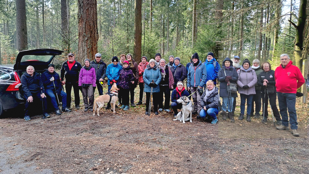 <p>Regelmäßig begeben sich die Wanderfreunde in die Natur, wie hier bei der „Heimwanderung“ im März.</p>
