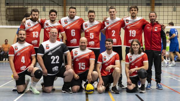 <p>Die Volleyball-Herren aus St.Vith und Trainer Stephane Gothot (r. außen)</p>
