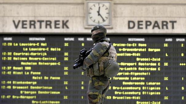<p>Ein belgischer Soldat patrouilliert im Jahr 2015 im Brüsseler Zentralbahnhof.</p>