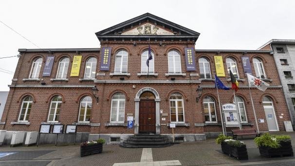 <p>Das Rathaus in Kelmis ist eines von fünf öffentlichen Gebäuden, an denen die Gemeinde Batteriespeicher für bestehende PV-Anlagen installiert.</p>