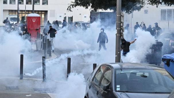 <p>Die französische Polizei feuert Tränengasgranaten auf Demonstranten während einer Versammlung der Bewegung „Bloquons tout“.</p>
