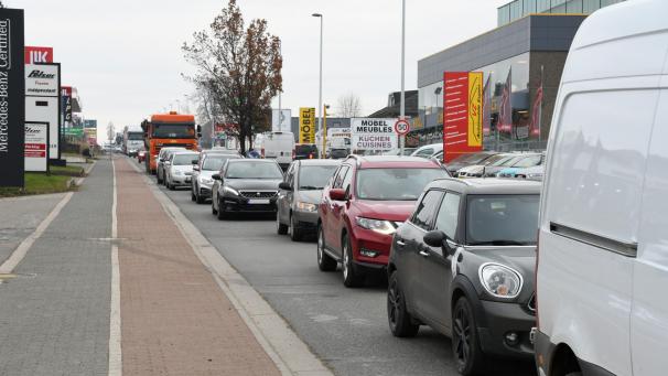 <p>Ab kommendem Montag wird die Fahrbahn erneuert.</p>