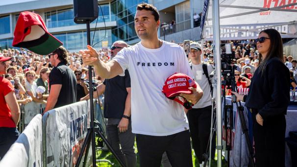 <p>Charlie Kirk verteilte vor seiner Rede an der Utah Valley University Mützen.</p>