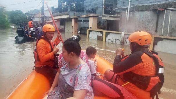 <p>Auf diesem von der Nationalen Such- und Rettungsbehörde Indonesiens (BASARNAS) via AP veröffentlichten Foto evakuieren Retter in einem Schlauchboot Bewohner aus ihrem überfluteten Haus in Denpasar.</p>