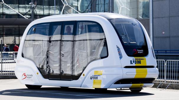 <p>Ein selbstfahrender Kleinbus von De Lijn am Brüsseler Flughafen</p>