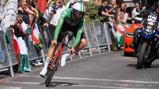 <p>Olympia-Silbergewinner Filippo Ganna spult die 12,2 Kilometer am schnellsten ab.</p>