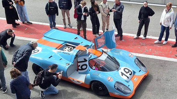 <p>Die Replik des Gulf-Porsche 917 von Georges Hubert, hier 2023 in der Boxengasse in Spa-Francorchamps</p>