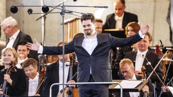 <p>Lahav Shani, der Dirigent der Münchner Philharmoniker, steht im Mittelpunkt der Debatte.</p>