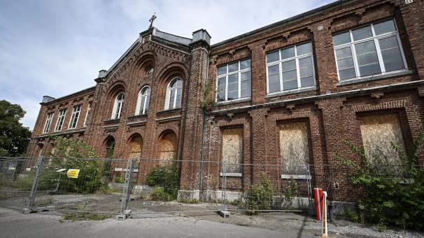 <p>Für das Gebäude der ehemaligen Mädchenschule an der Eupener Schulstraße, mittlerweile eine Ruine, hat die DG keine Verwendung mehr. Es soll nun veräußert werden.</p>