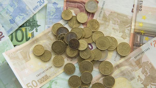 <p>Ministerpräsident Oliver Paasch wird am Montag im Parlament das zweite Sparpaket der DG vorstellen. Nach den bereits beschlossenen 15 Millionen Euro sollen weitere acht Millionen Euro eingespart werden.</p>