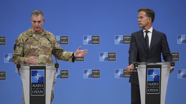 <p>NATO-Generalsekretär Mark Rutte (rechts) und der Oberste Alliierte Befehlshaber Europa (Saceur), General Alexus G. Grynkewich, sprechen zu den Medien im NATO-Hauptquartier.</p>