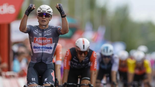 <p>Jasper Philipsen jubelt bei der Vuelta.</p>