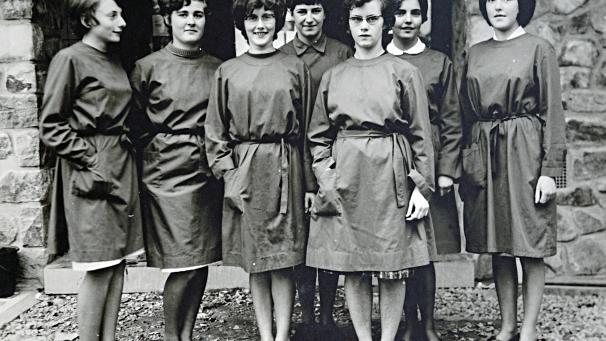 <p>Juni 1967: die erste Abiturklasse in der Abteilung Wirtschaftswissenschaften</p>