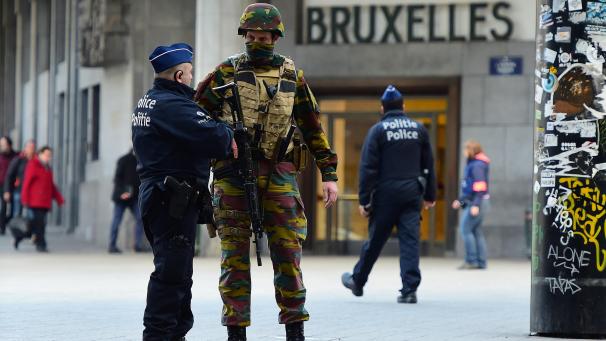 <p>Verteidigungsminister Theo Francken will Soldaten erst ab 2026 in Brüssel einsetzen – mit klaren Eingriffsrechten.</p>