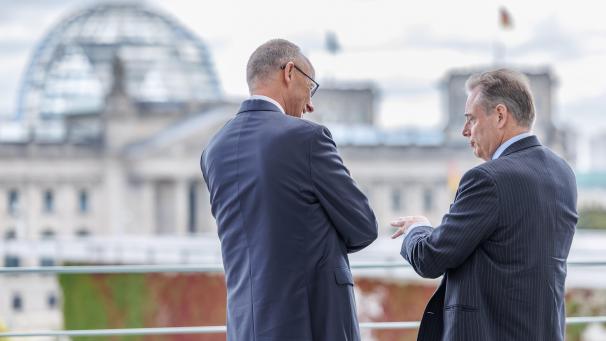 <p>De Wever findet gleichgesinnte Geister bei den anderen Regierungschefs der europäischen Mitgliedstaaten, und insbesondere beim deutschen Kanzler: „Friedrich Merz ist ein Führer, der den Kurs Europas ändern könnte.“</p>