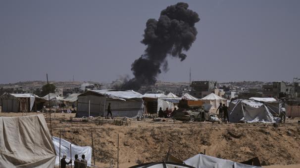<p>Rauch steigt auf nach einem Angriff der israelischen Armee im zentralen Gazastreifen.</p>