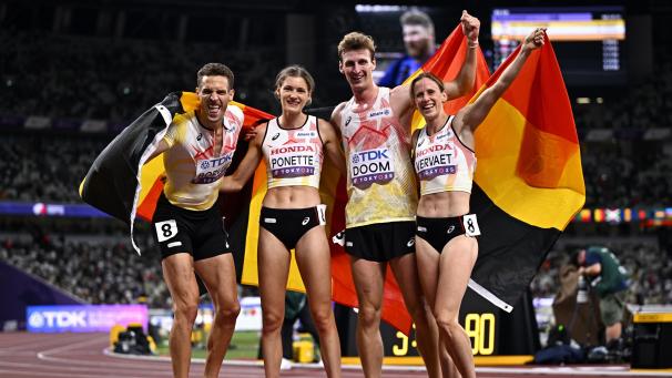 <p>Dylan Borlée, Helena Ponette, Alexander Doom und Imke Vervaet feiern WM-Bronze über 4x400m Mixed in Tokio.</p>