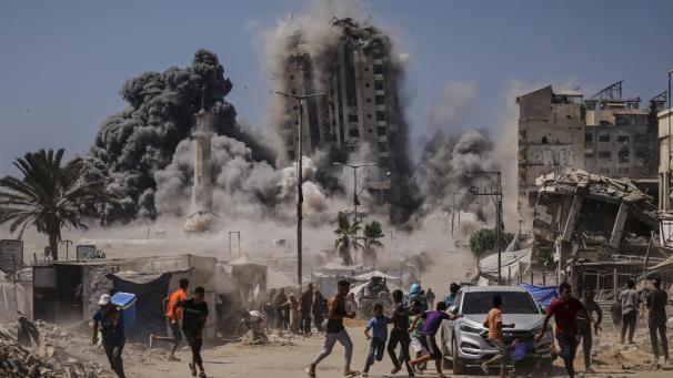 <p>Palästinenser suchen während eines israelischen Luftangriffs auf ein Hochhaus im Gaza Schutz, nachdem die israelische Armee zuvor eine Warnung herausgegeben hatte.</p>