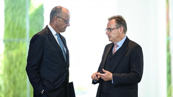 <p>Bundeskanzler Friedrich Merz und der Premierminister Bart de Wever (r) unterhalten sich.</p>