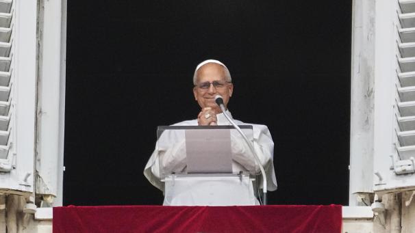 <p>Papst Leo XIV. steht am Fenster und segnet die Gläubigen, die sich auf dem Petersplatz im Vatikan zum Angelusgebet versammelt haben.</p>