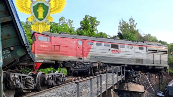 <p>Dieses auf dem Telegram Kanal der Moskauer Interregionalen Verkehrsstaatsanwaltschaft am Sonntag, dem 1. Juni 2025, veröffentlichte Foto zeigt eine beschädigte Brücke nach dem Absturz eines Güterzugs in der russischen Region Kursk, die an die Ukraine grenzt.</p>
