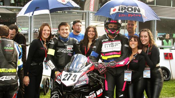 <p>Jubel vor und nach dem Rennen: Das Amateur-Team von Lux Moto Racing.</p>