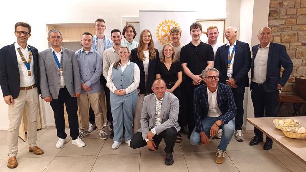 <p>Die Rotary Clubs übergaben die diesjährigen Kameradschaftspreise.</p>