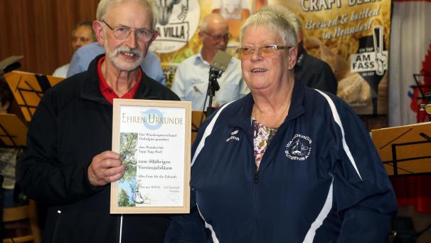 <p>Die Sekretärin des Wandersportverbands Ostbelgien, Conny Reuter, überbrachte dem Rodter Wanderclub um Präsident Richard Hoffmann die besten Glückwünsche.</p>