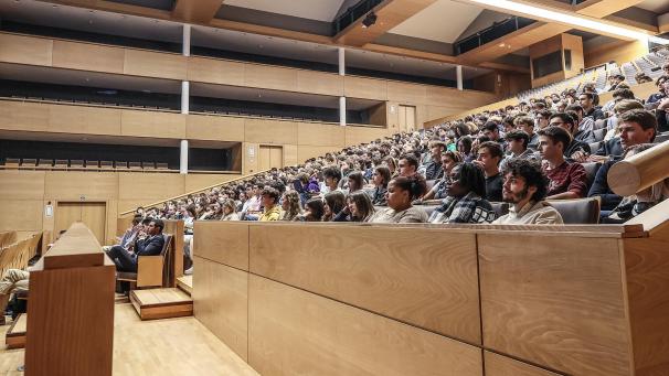 <p>Aula der Fakultät Politische Wissenschaften an der Uni Neu-Löwen zum Auftakt des neuen Studienjahres.</p>