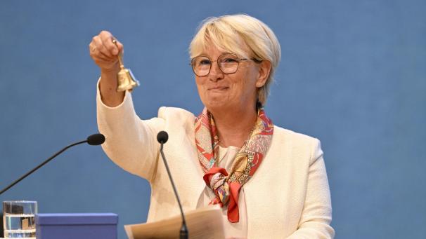 <p>Ein Ritual mit Bedeutung: Parlamentspräsidentin Patricia Creutz-Vilvoye (CSP) eröffnet die neue Sitzungsperiode im PDG mit einer Glocke als Zeichen des Miteinanders.</p>