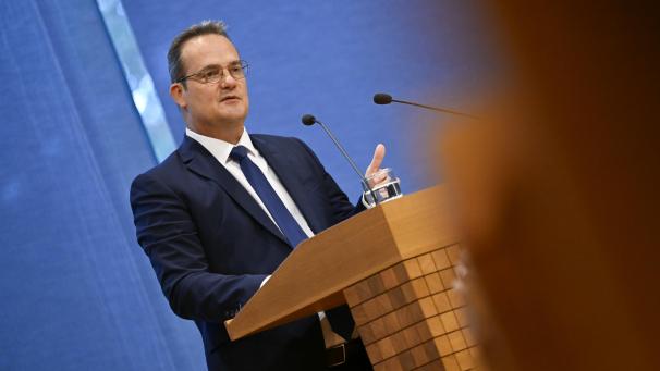 <p>Ministerpräsident Oliver Paasch (ProDG) bei der Regierungserklärung am Montag im Parlament. Neben Details zumzweiten Sparpaket kündigte er auch zahlreiche Reformen an.</p>