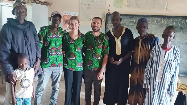 <p>Vor einigen Wochen sind Aurélie Brüls und Damien Burnotte (Bildmitte)in den Senegal zurückgekehrt. Dabei haben sie das Gespräch mit den Einwohnern gesucht.</p>