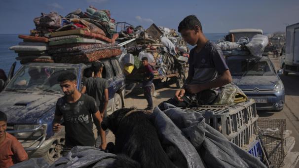 <p>Vertriebene Palästinenser tragen ihre Habseligkeiten, während sie aus dem nördlichen Gazastreifen entlang der Küstenstraße in Richtung Süden fliehen, nachdem Israel eine erweiterte Operation in Gaza-Stadt angekündigt hat</p>