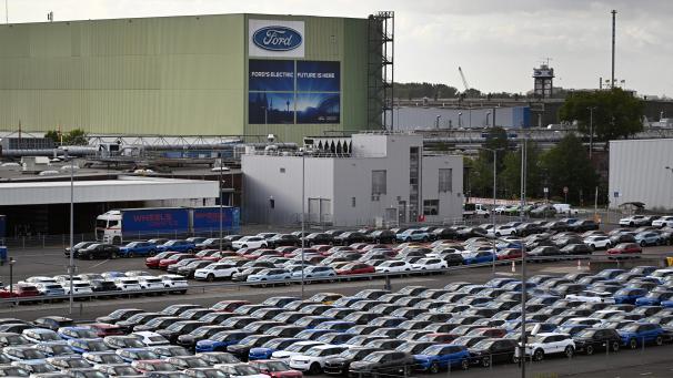 <p>Fabrikneue Ford-Autos stehen zur Auslieferung bereit auf dem Gelände der Ford-Werke.</p>