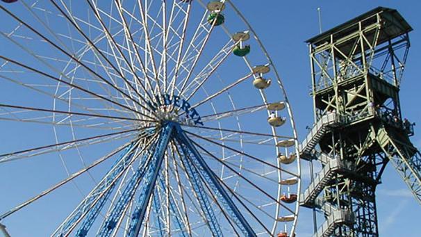 <p>Das Riesenrad gilt als Symbol für das Europafest und ist weithin sichtbar. Die Kirmes auf dem Annaplatz wird am Freitag um 15 Uhr eröffnet.</p>