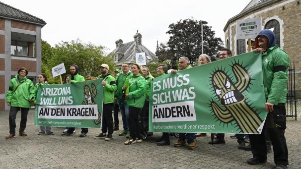 <p>Protest der CSC am Dienstagmorgen in Eupen, hier vor der Zentrale der Christlichen Krankenkasse. Foto: David Hagemann</p>