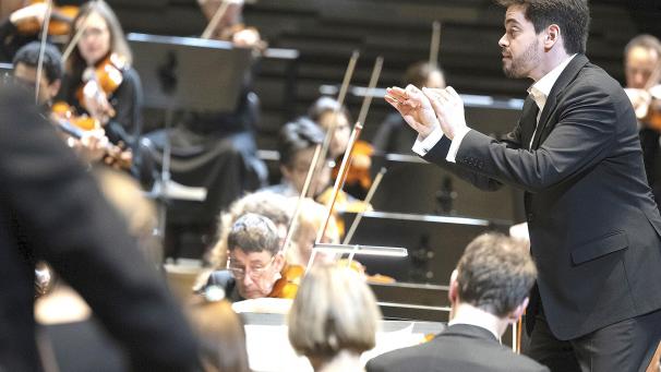 <p>Der israelische Dirigent Lahav Shani (rechts)  sollte beim „Gent Festival van Vlaanderen“ die Münchner Philharmoniker leiten. Der Auftritt wurde kurzfristig abgesagt – die Entscheidung löste eine Debatte über Kunst und Politik aus.</p>