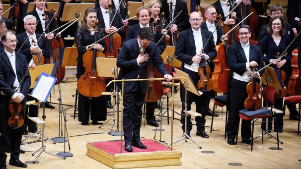 <p>Lahav Shani, Chefdirigent der Münchner Philharmoniker, wurde am Montagabend bei einem Konzert in Berlin mit lautstarkem Applaus gefeiert.</p>