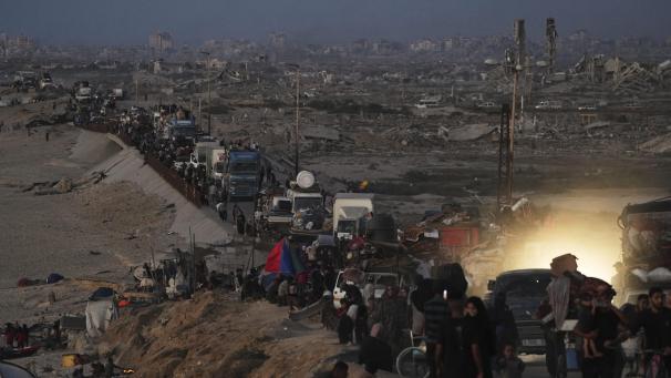 <p>Vertriebene Palästinenser fliehen aus dem nördlichen Gazastreifen entlang der Küstenstraße in Richtung Süden.</p>