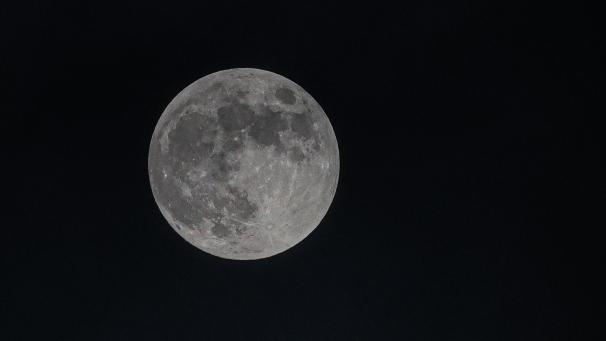 <p>Der fast voll beleuchtete Mond scheint am Nachthimmel über Solingen.</p>