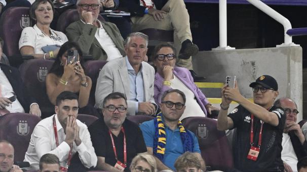 <p>Ein Schnappschuss vom Spiel der Roten Teufel gegen Kasachstan im Anderlechter Lotto Park: Michael Verschueren und Marc Coucke gemeinsam auf der Tribüne.</p>