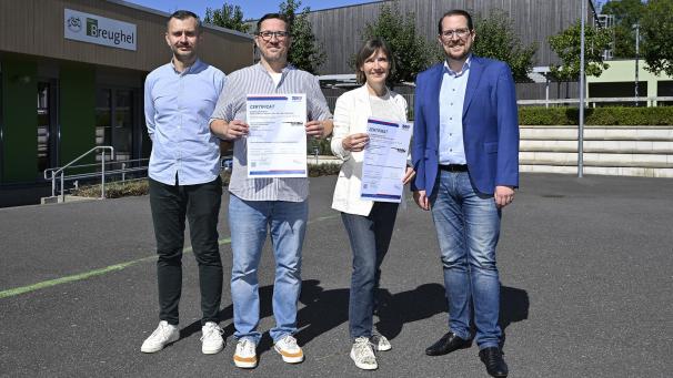 <p>Freuten sich gemeinsam über die erfolgreiche ISO-Zertifizierung des Robert-Schuman-Instituts: (von links) der Projektverantwortliche Mateusz Kusmierzak, der stellvertrende Direktor Fabrice Schins, Direktorin Myriam Wolkener und Unterrichtsminister Jérôme Franssen.</p>