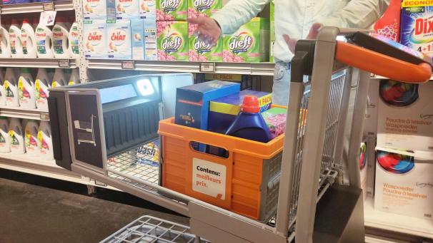 <p>„Intelligenter Einkaufswagen“ von Colruyt: Kameras, Sensoren und eine digitale Waage erfassen die Produkte automatisch – die Wartezeit an der Kasse entfällt.</p>
