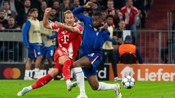 <p>Harry Kane (Bayern München, l.) schießt das Tor zum 3:1 vorbei an Tosin Adarabioyo (FC Chelsea).</p>