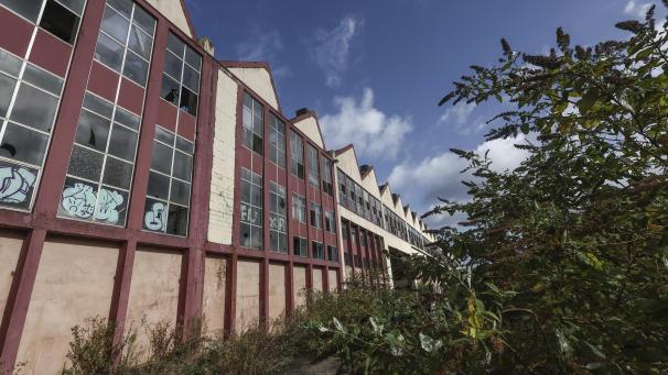 <p>Das Gelände „Pré Madame“, auf dem das neue Gebäude entstehen soll, ist aktuell Industriebrachland. Bis 2026 sollen die alten Gebäude modernen Waffenproduktionsstätten weichen.</p>