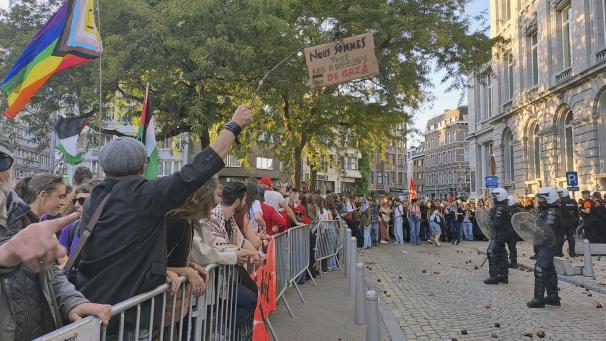 <p>Rund 400 Demonstranten versammelten sich am Universitätscampus Place du 20 Août, um gegen die Gedenkfeier für den früheren Politiker Jean Gol und das 20-jährige Bestehen des parteinahen „Centre Jean Gol“ zu protestieren.</p>