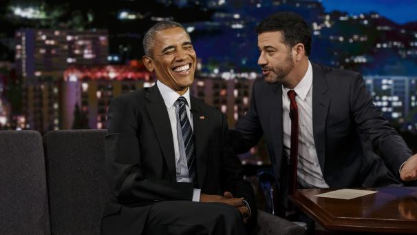 <p>Ein Schnappschuss aus dem Jahr 2016: Barack Obama (links) unterhält sich mit Moderator Jimmy Kimmel (rechts) während einer Werbepause zwischen den Aufzeichnungen von „Jimmy Kimmel Live!“ in Los Angeles.</p>