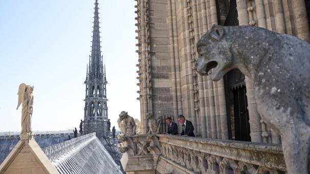 <p>Emmanuel Macron (links) und Philippe Jost nehmen an der Einweihungszeremonie der Türme der Kathedrale Notre Dame in Paris teil, die an diesem Wochenende wieder für die Öffentlichkeit zugänglich gemacht werden.</p>
